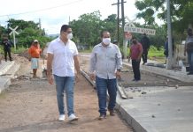Supervisa Alcalde Dr. Emmett Soto, obra de pavimentación en la sindicatura de La Concha.