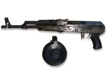 Autoridades aseguran vehículo con un fusil en su interior