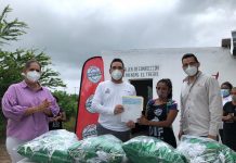 Integrantes de Proyecto Productivo, Corte y Confección en la comunidad El Trébol l, reciben su retribución por la elaboración de cubre bocas.