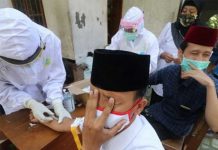 Aíslan a 6 mil estudiantes en Indonesia tras brote en internado