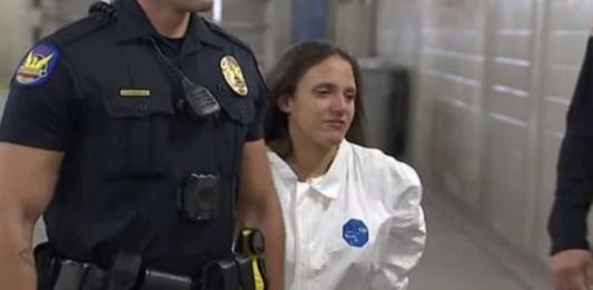 Madre asesina a sus 3 hijos cuando les cantaba una canción de cuna