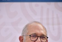 Químico saca la escoba para barrer “gente que no hace nada”