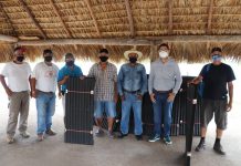 Alcalde entrega láminas a pescadores de 5 cooperativas pesqueras.