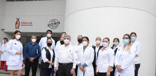 SEDESU y SSA entregan membresías gratuitas «Muévete Chilo» a trabajadores del sector salud en Los Mochis