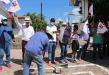 Cumple Soto Grave con construcción de baños en primaria del Rincón del Verde.