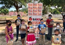 Colaboradores de Pesca Azteca y sus familias entregan almuerzos a niños de escasos recursos