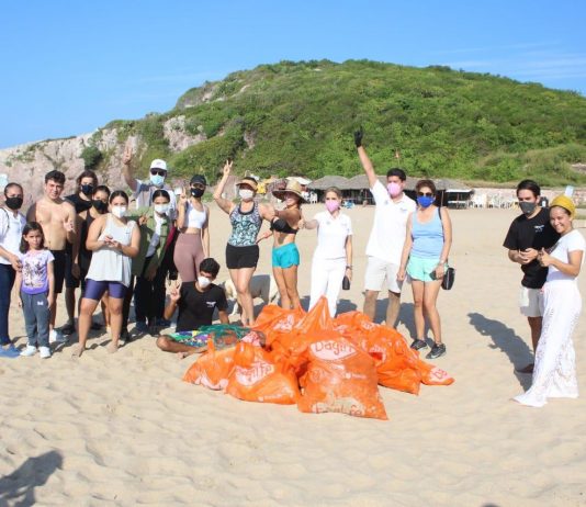 Participa Carlos Gandarilla en limpieza de playa Brujas con el colectivo Last Chance 4 Earth y Salvemos El Planeta