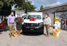 Alcalde Entrega camioneta a Sistema DIF Municipal. De Escuinapa.