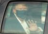 Trump ‘pasea’ en auto para saludar a simpatizantes