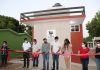 Alcalde inaugura módulo de baños en panteón municipal de Isla del Bosque.