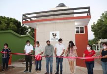 Alcalde inaugura módulo de baños en panteón municipal de Isla del Bosque.