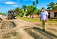 Soto Grave supervisa bacheo en caminos vecinales de comunidades.