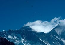 Microplásticos en cima del Everest, «el mayor vertedero del mundo»