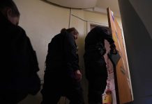 Rescatan a hombre encerrado durante 28 años; cae su madre