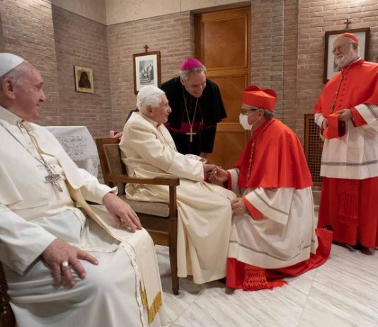 Benedicto XVI sufre problemas para hablar, revela cardenal