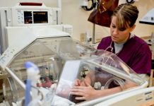 Enfermera deja caer a bebé recién nacido por contestar su celular