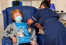 Una mujer de 90 años, la primera persona en recibir la vacuna de Pfizer contra el coronavirus tras los ensayos