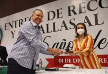 Quirino entrega estímulos y medallas a trabajadores por 25 años de servicio