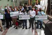 Entregan financiamientos a comerciantes vendedores de playa de Mazatlán