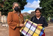 En apoyo ante las bajas temperaturas, el Sistema DIF Escuinapa entrega cobijas.