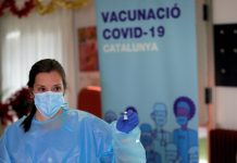 Enfermera da positivo a COVID-19 tras recibir vacuna