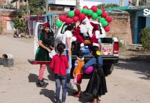 Maestra lleva la ilusión de la Navidad a sus alumnos