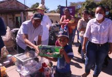 Las comunidades de Plomosas, La Rastra y Las Cebollitas, recibieron esta mañana la visita del presidente municipal, Dr. Manuel Pineda y su esposa, Maria Luisa Benitez de Pineda, quienes hicieron entrega de manera personal de apoyos alimenticios e invernales.