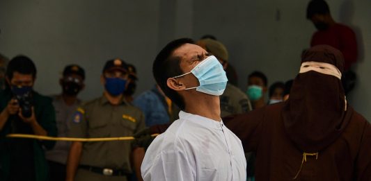 Azotan con 77 latigazos a pareja gay