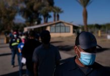 Idioma y desconfianza dificultarán vacunación de migrantes contra COVID-19 en EU