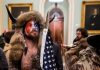 Él es Jake Angeli, el hombre con cuernos y piel de animal que entró al Capitolio