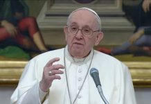 Arremete papa Francisco contra quienes salen de vacaciones en pandemia