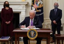 Aislamiento tras viajes, vacunación masiva y cubrebocas obligatorio: éste es el plan de Biden contra covid