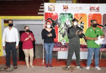 Presidente municipal inaugura luminarias en el gimnasio municipal.