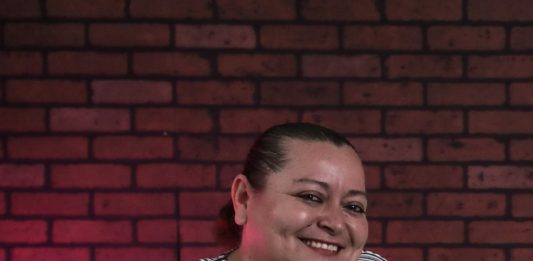 Ella es María Páez, mejor conocida como “lady quiubole” del Carnaval de Mazatlán 2020