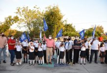 Dr. Manuel Pineda Domínguez, da el banderazo de inicio de los trabajos para la construcción de una techumbre en la escuela primaria de la comunidad de Los Ojitos.