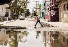 Viven vecinos entre insoportables aguas negras