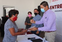 Gobierno municipal e INSUS entregan escrituras a ciudadanos de colonias marginadas.