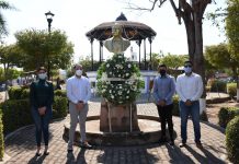 Lic. Ricardo Núñez Ríos, encabezó la Ceremonia de Izamiento de Bandera, conmemorando el 215 natalicio de Benito Juárez