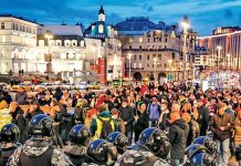 Miles exigen la renuncia de Putin