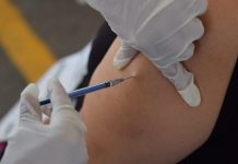 Mexicanos viajan a EU para vacunarse contra Covid