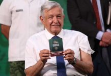 AMLO recibe vacuna anticovid de AstraZeneca durante La Mañanera en Palacio Nacional