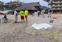 Mesero entra al mar a salvar a una niña, la rescata, pero muere ahogado