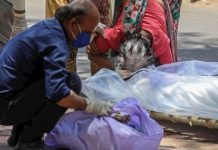 India promete más vacunas mientras muertes diarias por COVID-19 siguen aumentando