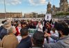 Show en Palacio y afuera, madres protestaron por desaparecidos