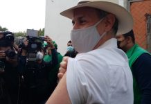 Hugo López-Gatell, subsecretario de Salud, se vacuna contra el covid-19