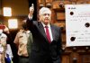 AMLO emite su voto: “Que viva la democracia”, dice