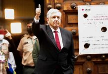 AMLO emite su voto: “Que viva la democracia”, dice