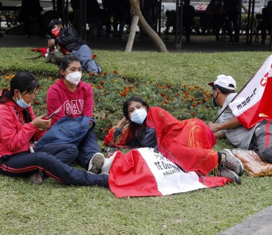 Presidente interino de Perú rechaza desconocer el fallo de las urnas