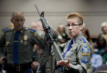 Fabricante de armas de EU ofrece acuerdo tras matanza en escuela Sandy Hook