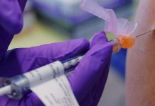 Vacunado con Pfizer padece parálisis facial tras cada dosis